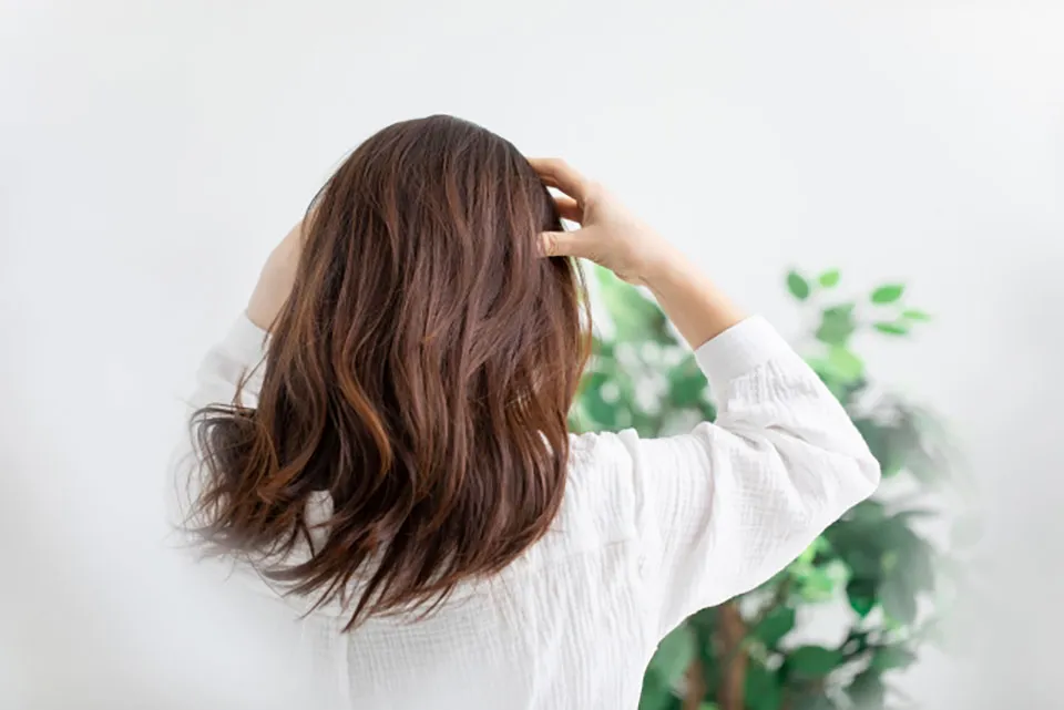 頭皮マッサージをしている女性の写真