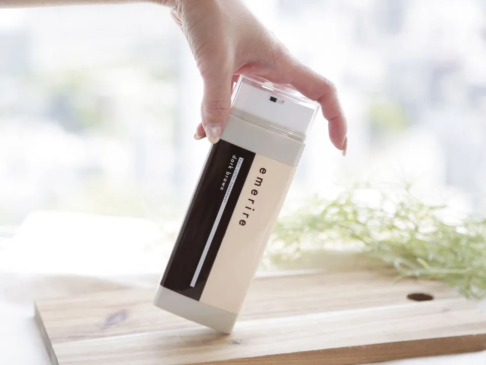 エメリルブラックトリートメントの商品画像を持っている画像