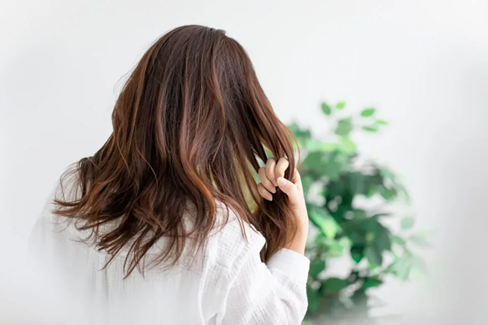 くせ毛に悩む女性の写真
