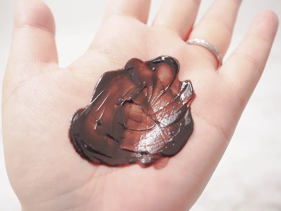 ブラックデュアルトリートメントを手に広げている写真