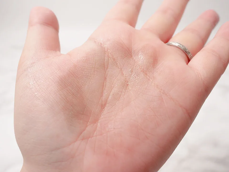 ブラックデュアルトリートメントを手に乗せて水で洗った写真