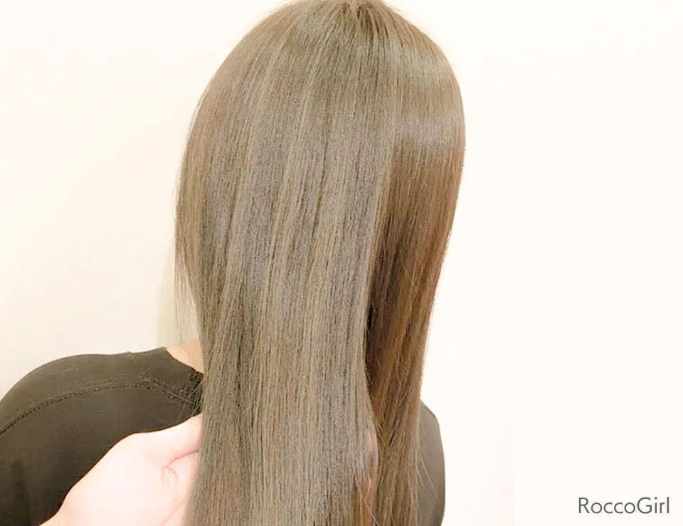 ロングヘアの女性の後姿の写真