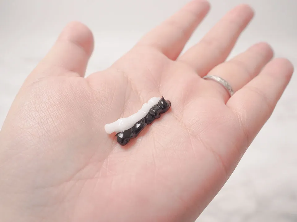 ブラックデュアルトリートメントを手に出している写真