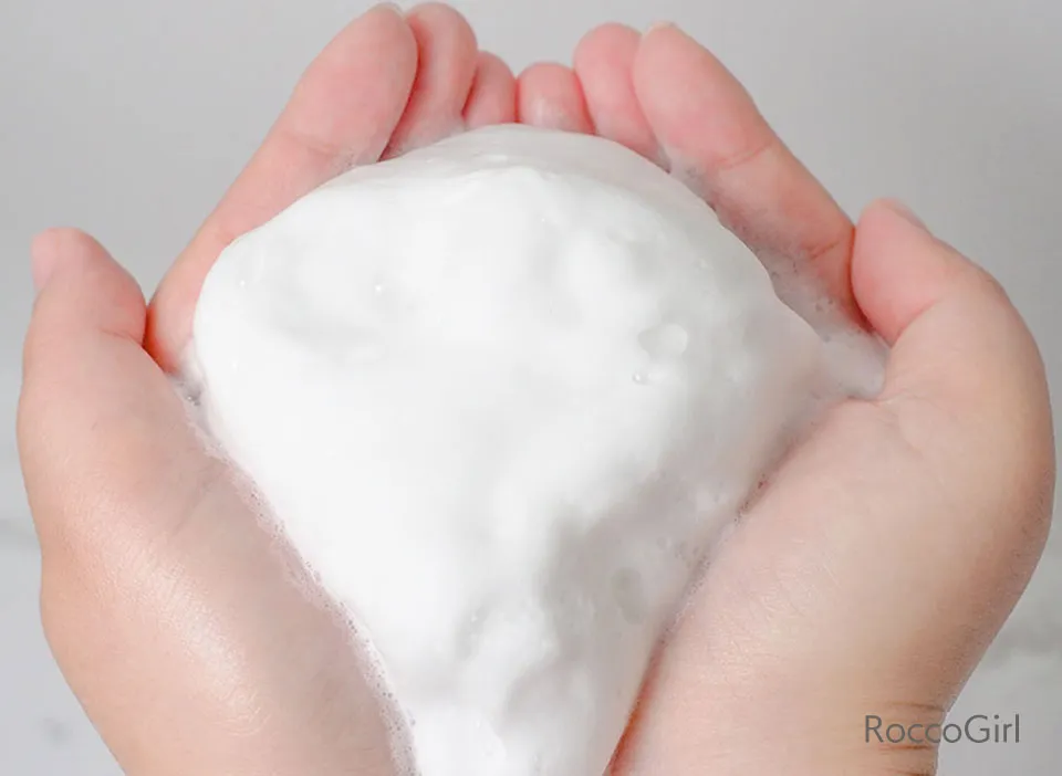 手に泡を乗せている画像