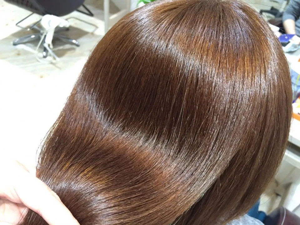 カラーをした後の女性の髪の写真