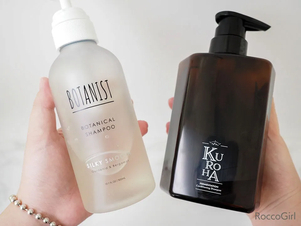 ボタニストプレミアムシャンプーとクロハシャンプーを手に持っている写真