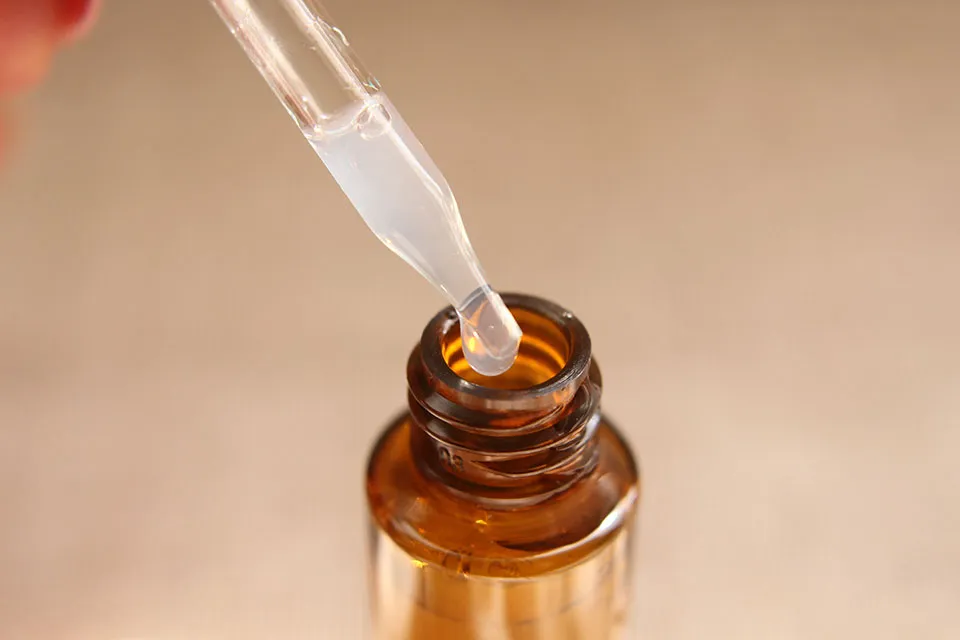 スポイトから垂れる美容液の写真