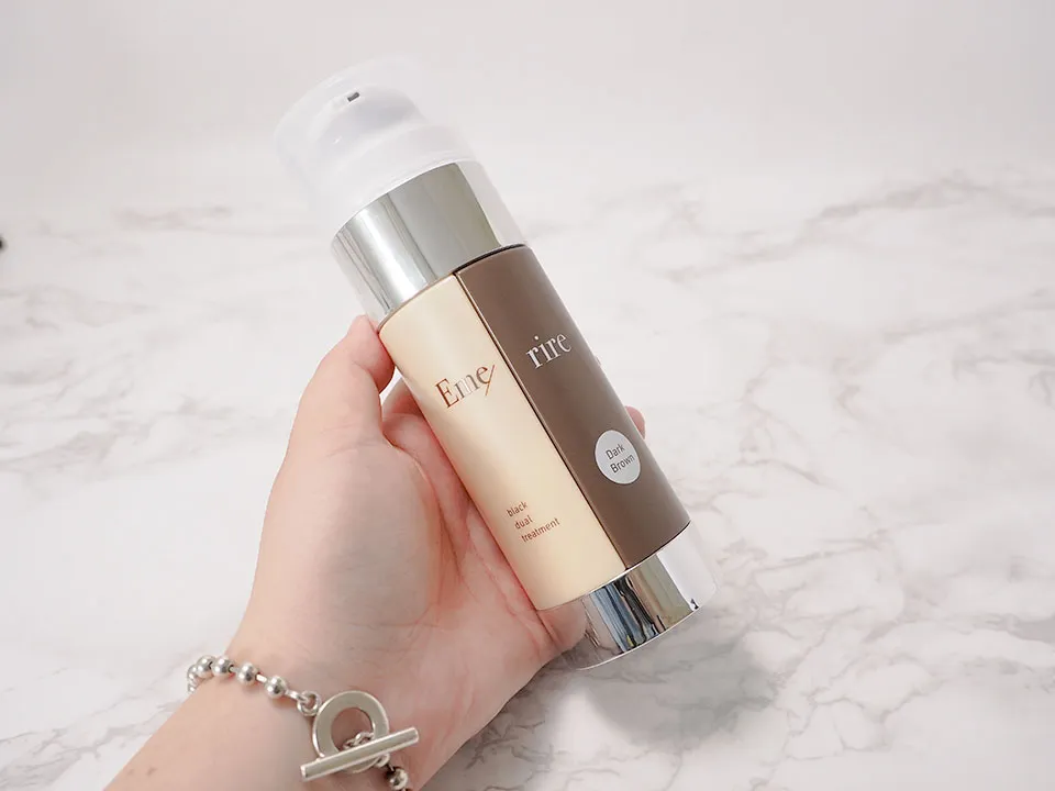 ブラックデュアルトリートメントを手に持っている写真