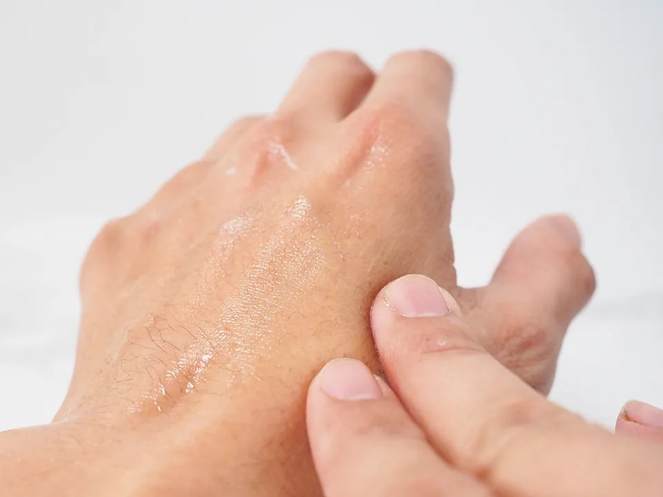 HIKセラムを手の甲に伸ばしてテスト