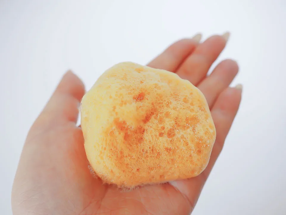 ハリエッタカラーシャンプーの泡を手に出している写真