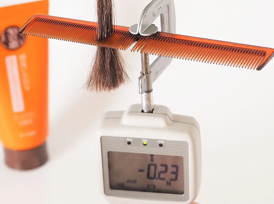 50の恵 ヘアカラートリートメントでの染毛白髪をデジタルフォースゲージで測定中