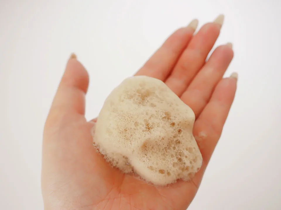 ハリエッタカラーシャンプーの泡を手に出している写真