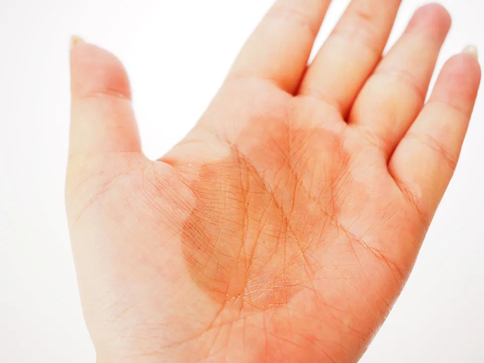 黒クリームシャンプーを手に広げた後の色残り