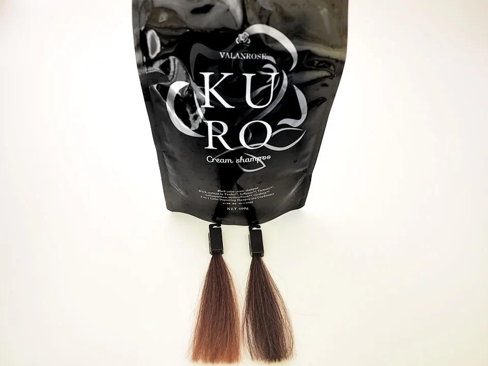 黒クリームシャンプーの染毛毛束と商品の写真