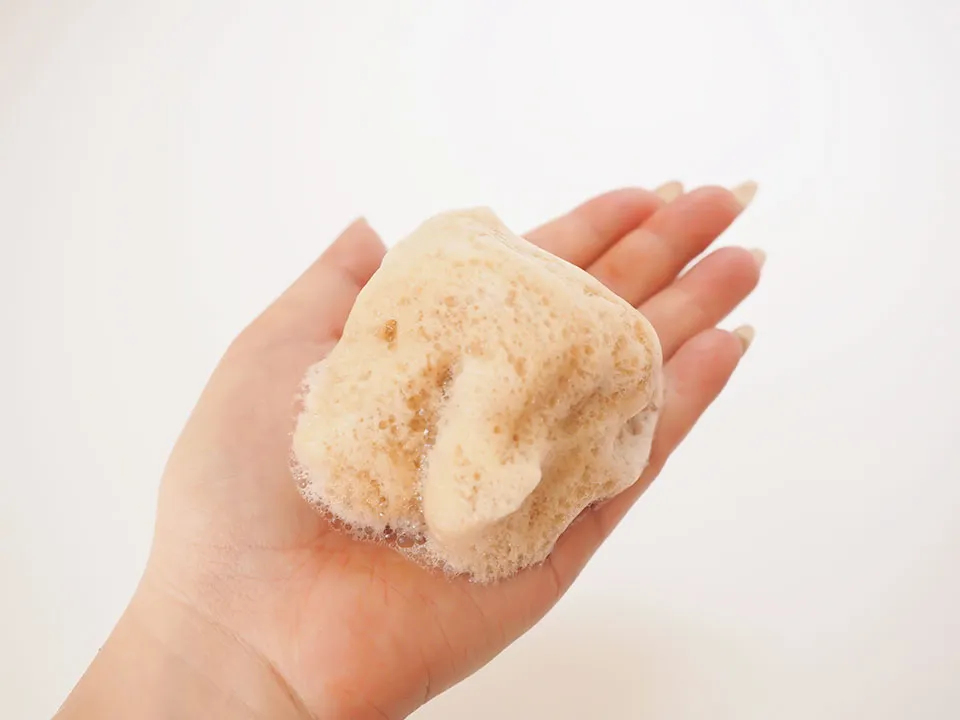 コラージワン オールインカラーシャンプーの泡を手に出している写真