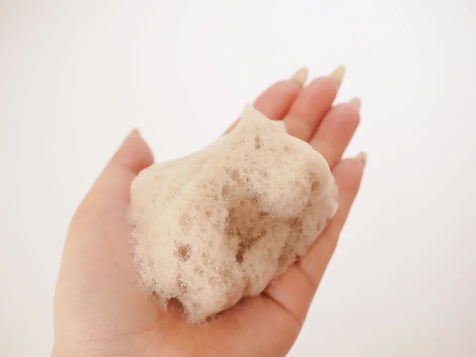 コラージワン オールインカラーシャンプーの泡を手に出している写真