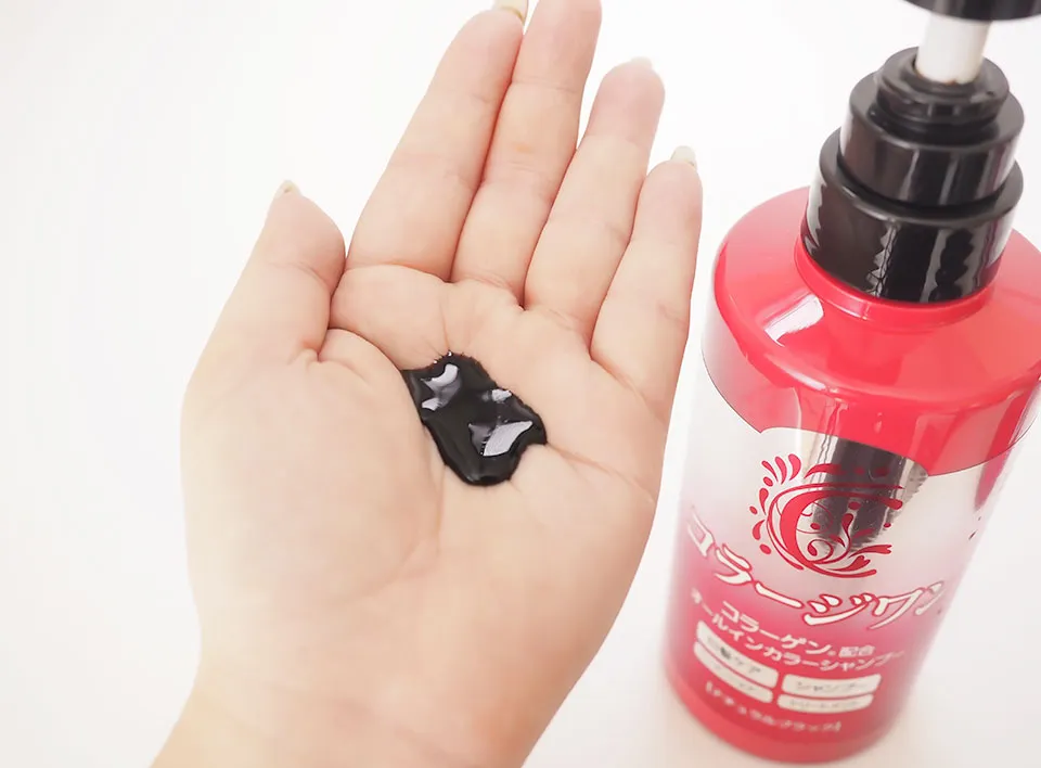 コラージワン オールインカラーシャンプーを手に広げている写真