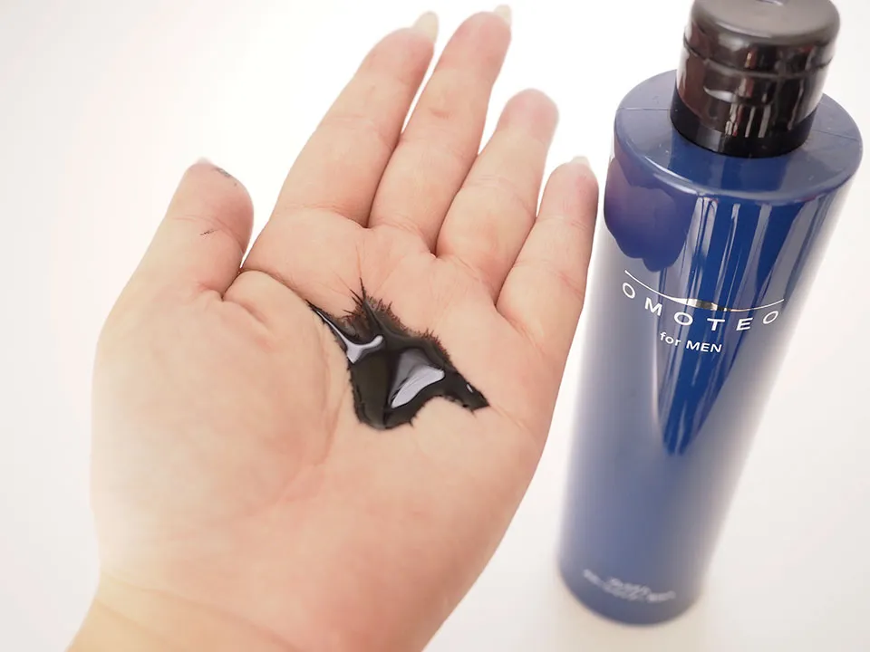 OMOTEOプレミアムカラーシャンプーを手に広げている写真