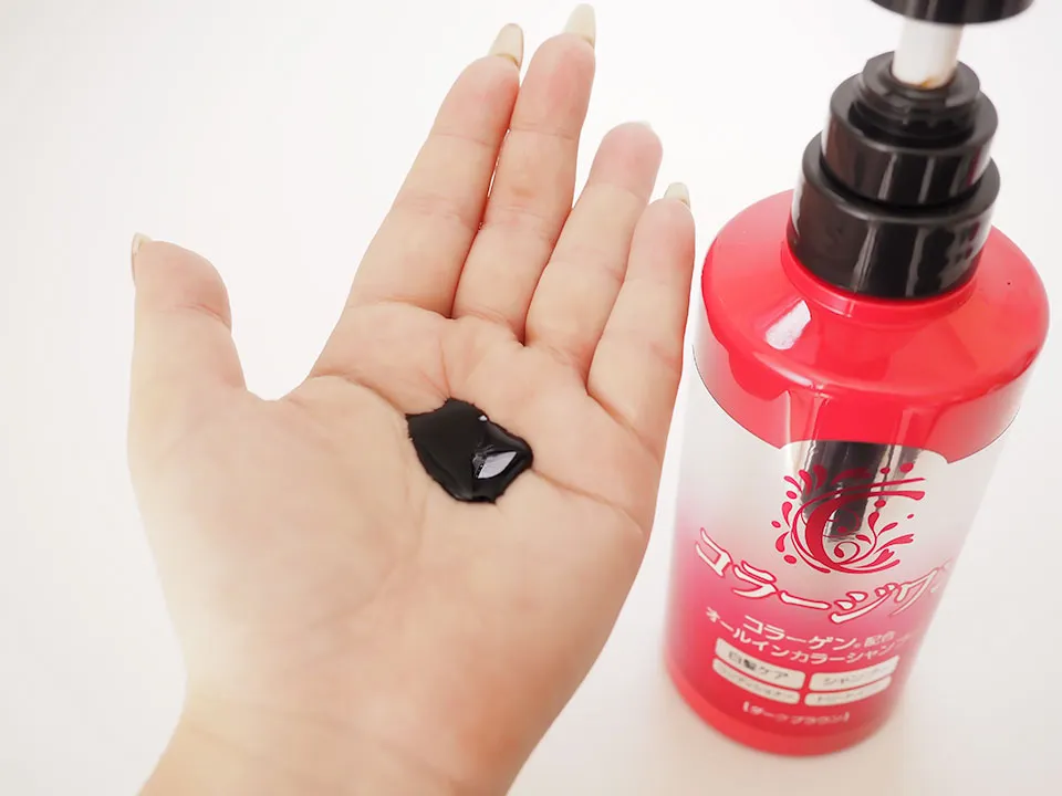 コラージワン オールインカラーシャンプーを手に広げている写真