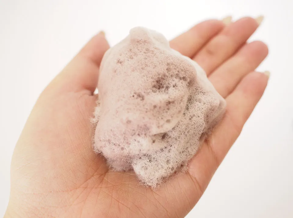 OMOTEOプレミアムカラーシャンプーの泡を手に出している写真