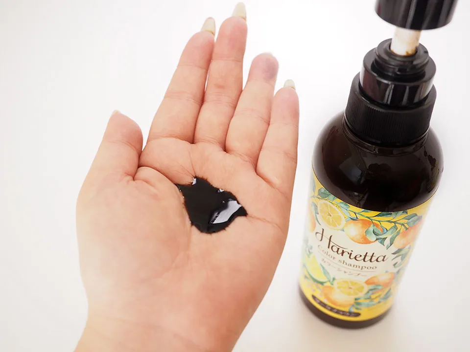ハリエッタカラーシャンプーを手に広げている写真