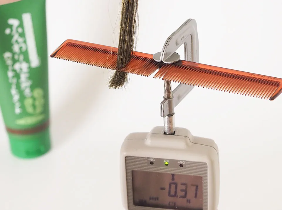 サロンドプロ カラートリートメントでの染毛白髪をデジタルフォースゲージで測定中