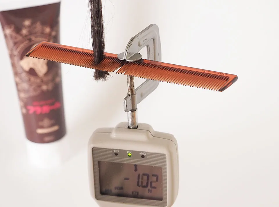 フラガール カラートリートメントでの染毛白髪をデジタルフォースゲージで測定中