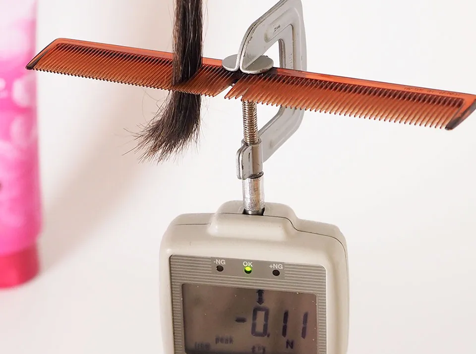 ラボモ カラートリートメントをデジタルフォースゲージで測定中