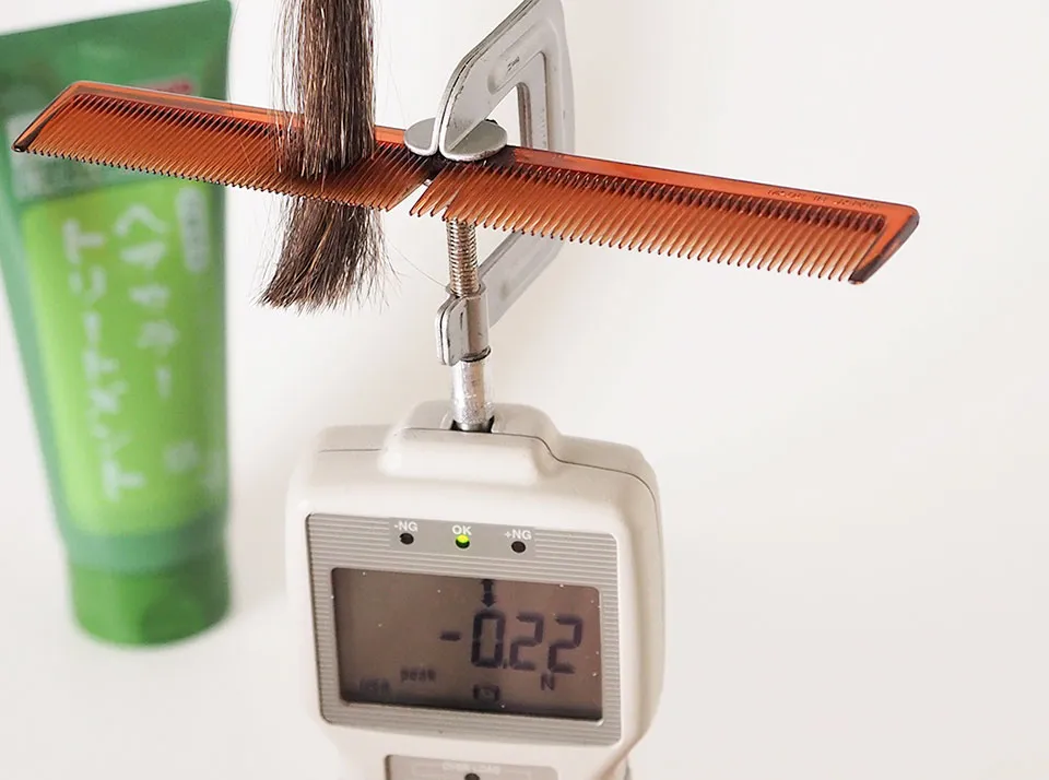 昆布と馬油のヘアカラートリートメントでの染毛白髪をデジタルフォースゲージで測定中