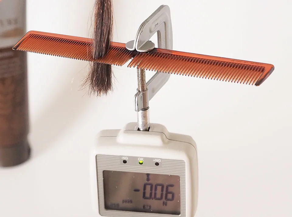 マイナチュレ カラートリートメントでの染毛白髪をデジタルフォースゲージで測定中