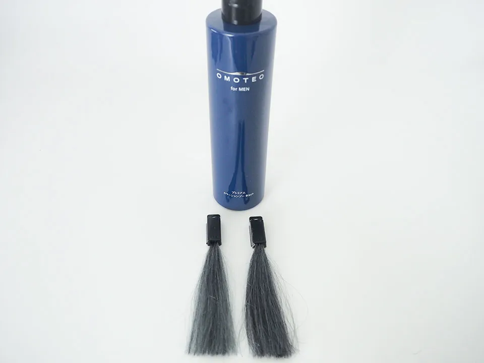 OMOTEOプレミアムカラーシャンプーの染毛毛束と商品の写真