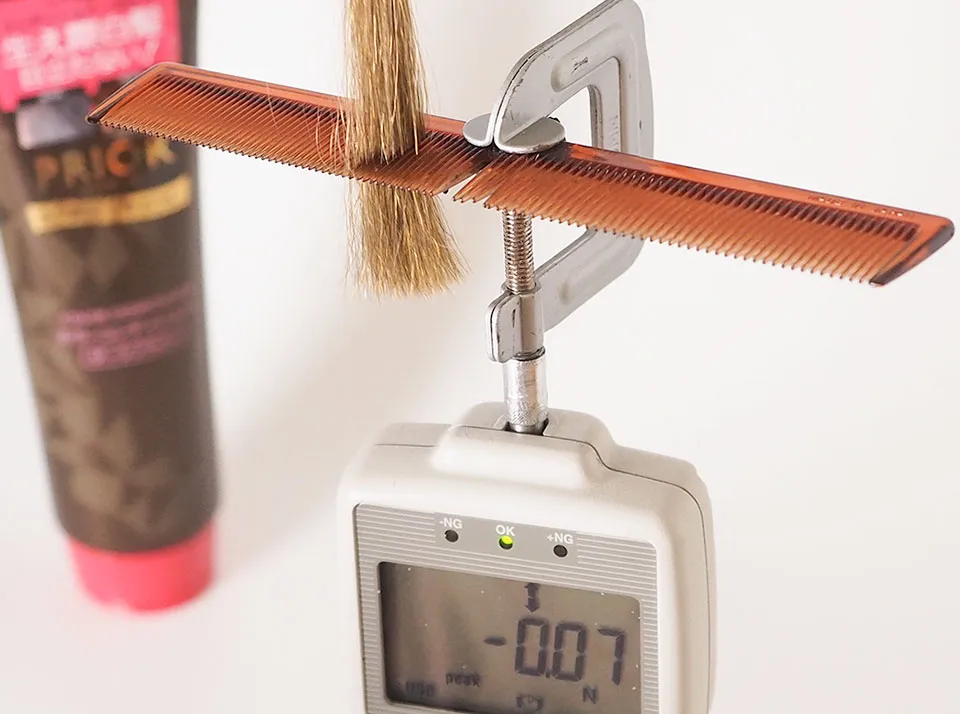 プリオールをデジタルフォースゲージ測定中