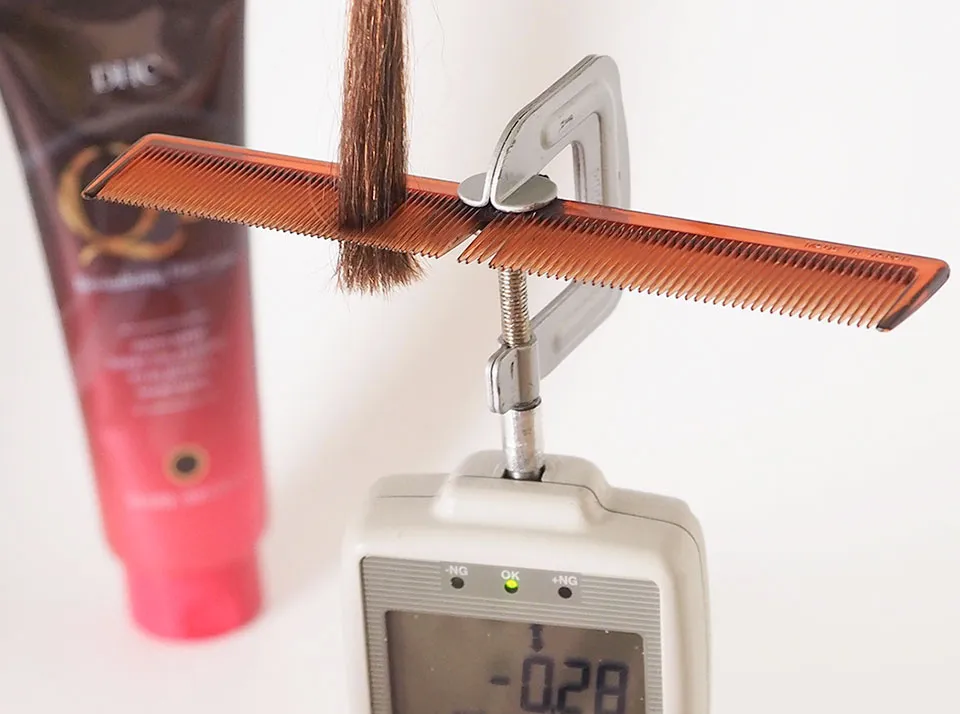 DHCラートリートメントでの染毛白髪をデジタルフォースゲージで測定中