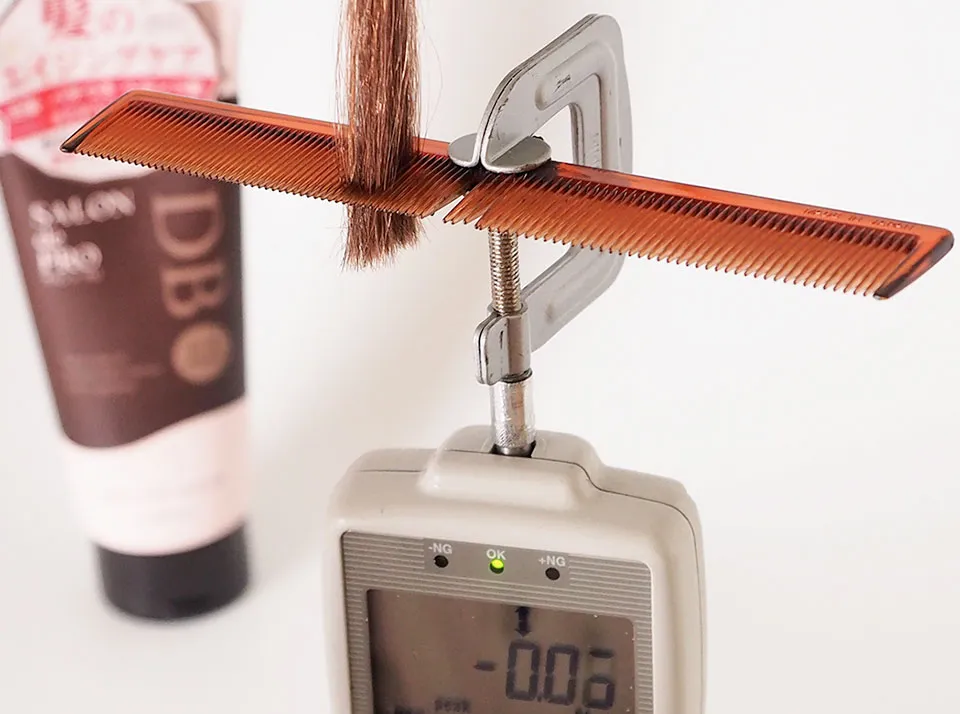 サロンドプロ カラートリートメントでの染毛白髪をデジタルフォースゲージで測定中