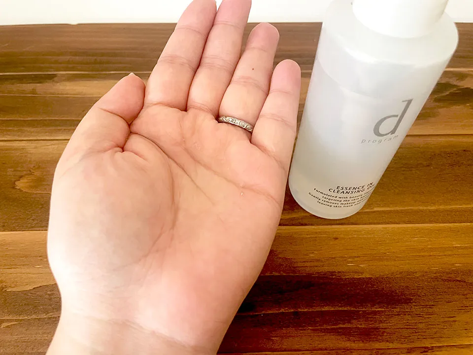 dプログラムクレンジングオイルを手に出している画像