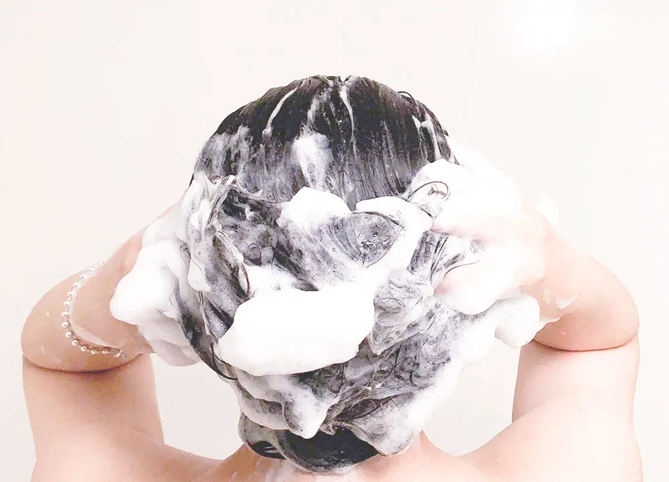 肌ナチュールシャンプーでシャンプーしている写真