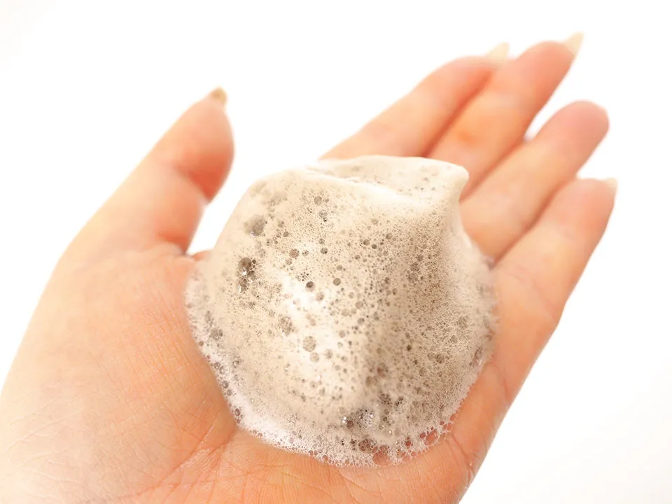 ディアエイジQ10カラーシャンプーの泡を手に出している写真