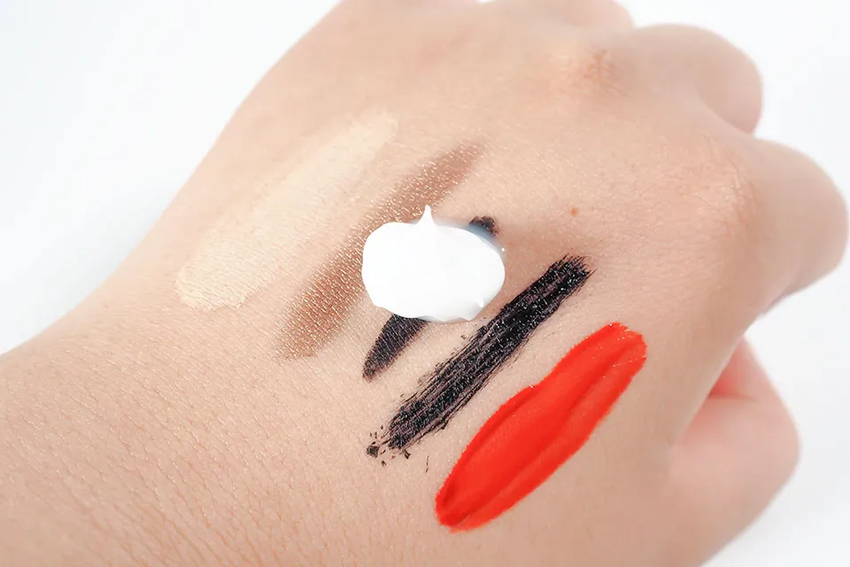 手にクレンジングクリームを乗せている写真