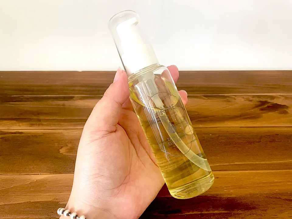 フリミークレンジングを手に持っている画像