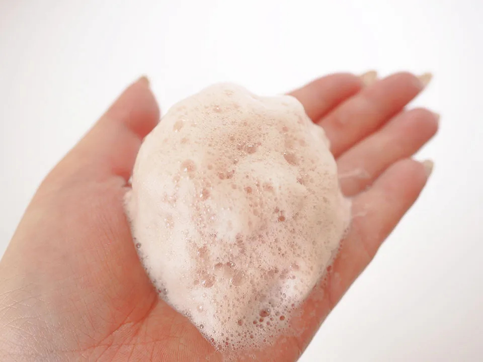 テンスターカラーシャンプーの泡を手に出している写真