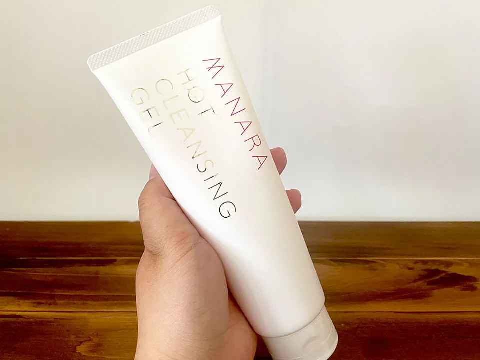 マナラクレンジングを手に持っている画像