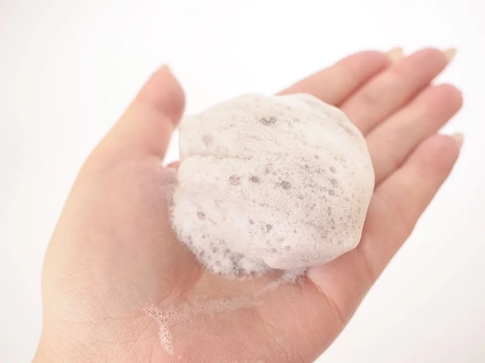 テンスターカラーシャンプーの泡を手に出している写真