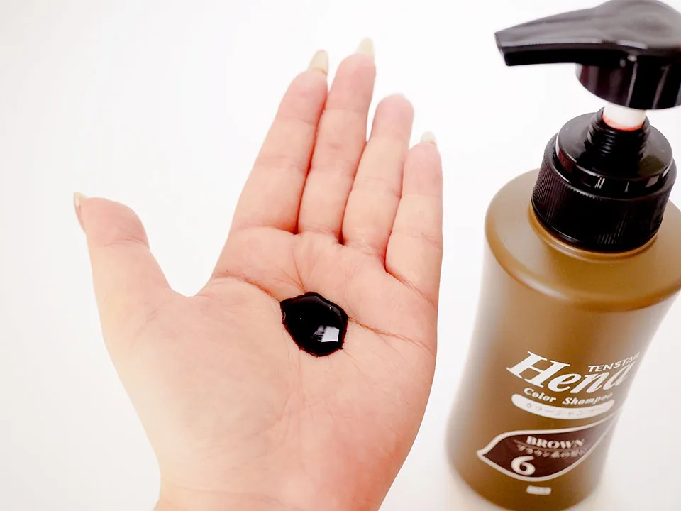 テンスターカラーシャンプーを手に広げている写真