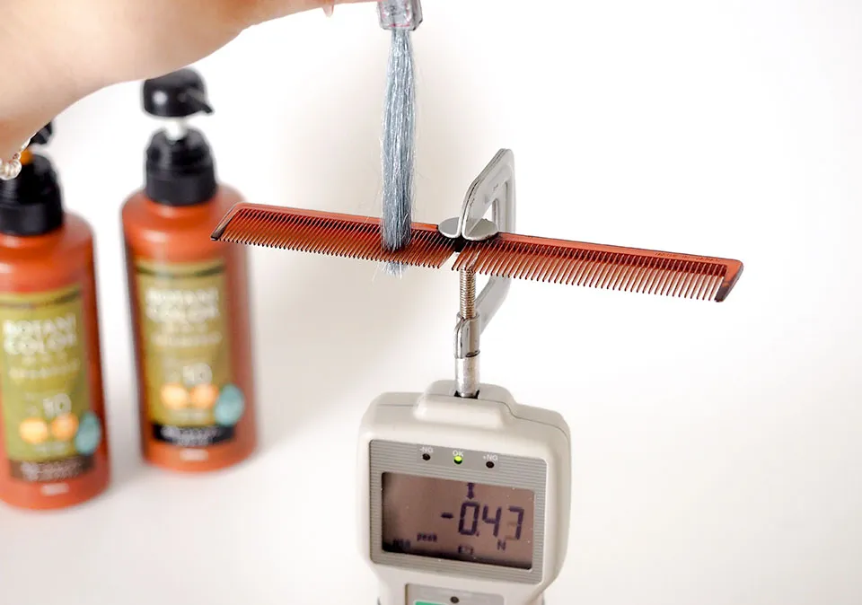 ボタニカラーHNAでの染毛白髪をデジタルフォースゲージで測定中