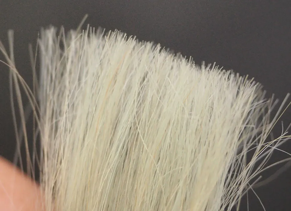 黒染シャンプーの染毛毛束と商品の写真