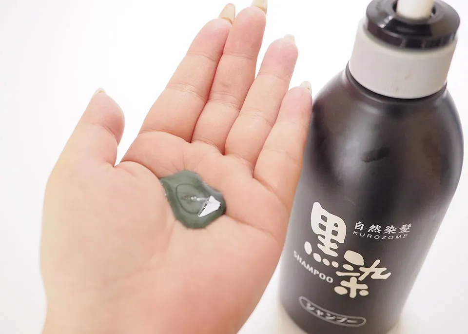 黒染シャンプーを手に広げている写真