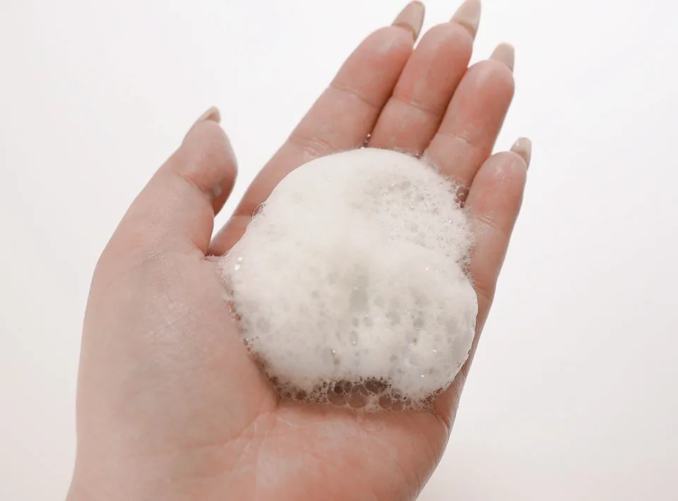 黒染シャンプーを手に広げた後の色残り