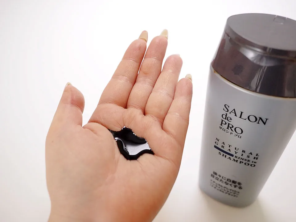 サロンドプロナチュラルグレイッシュを手に広げている写真