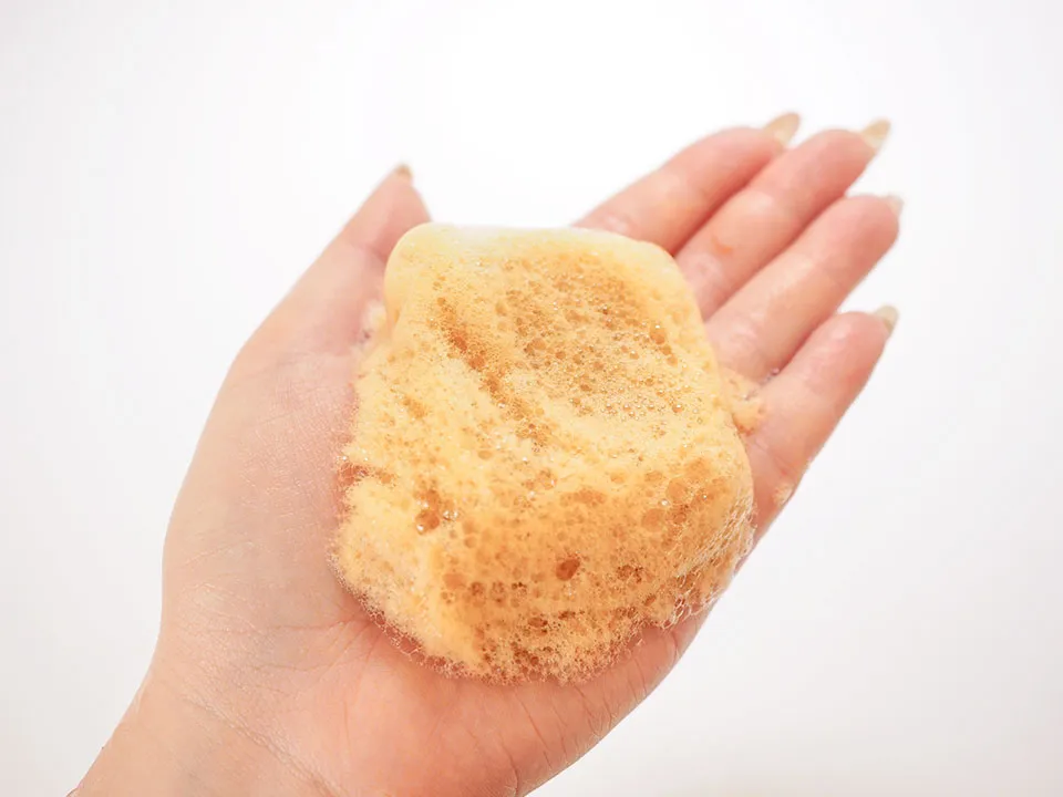 サロンドプロナチュラルグレイッシュの泡を手に出している写真