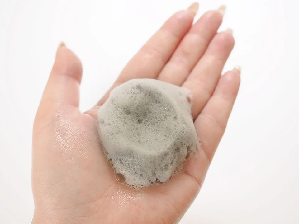 ボタニカラーHNAの泡を手に出している写真